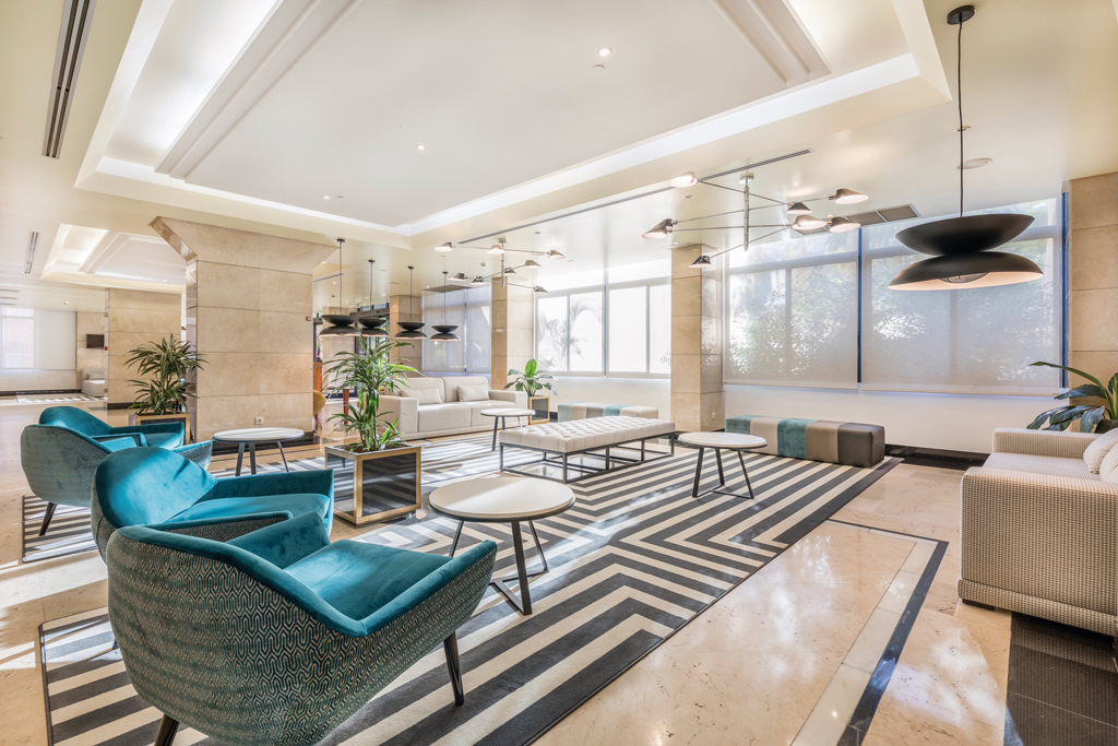 Moderne Lobby in einem Hotel in Santa Cruz de Tenerife mit Sitzgelegenheiten.