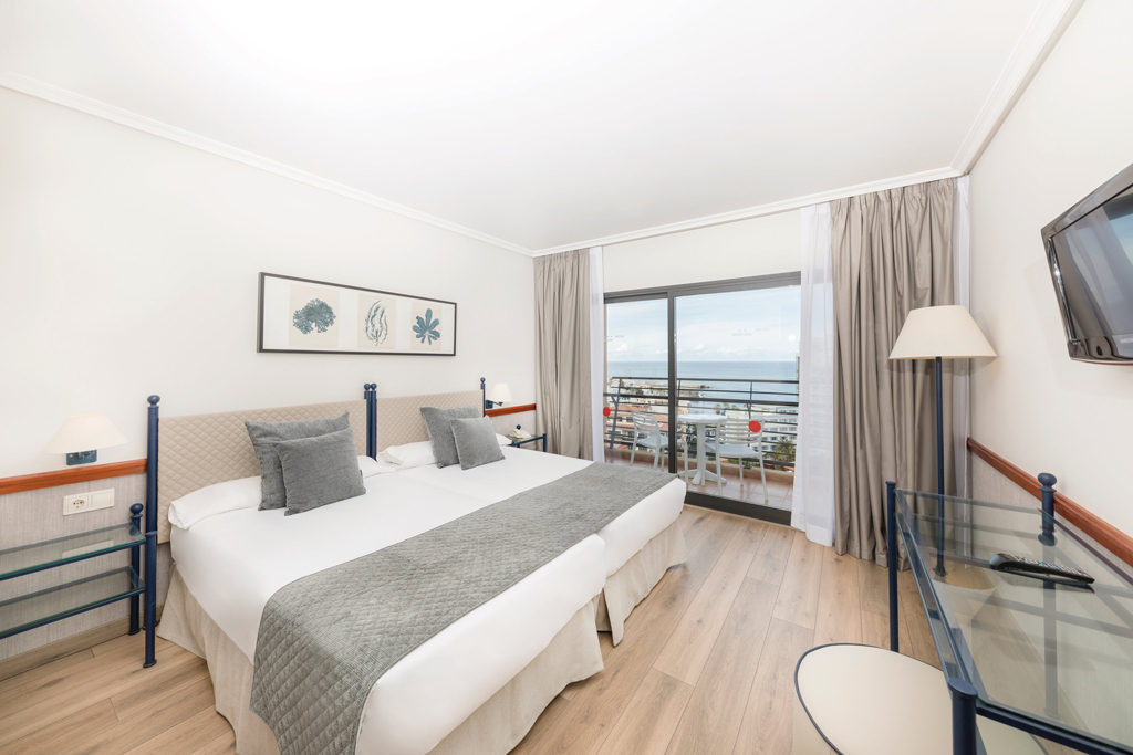 Moderne Hotelzimmer mit zwei Einzelbetten und Meerblick in Santa Cruz de Tenerife.