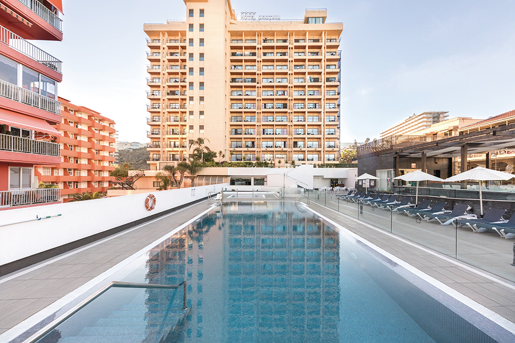Außenpool und Hotelgebäude in Puerto de la Cruz, Teneriffa.