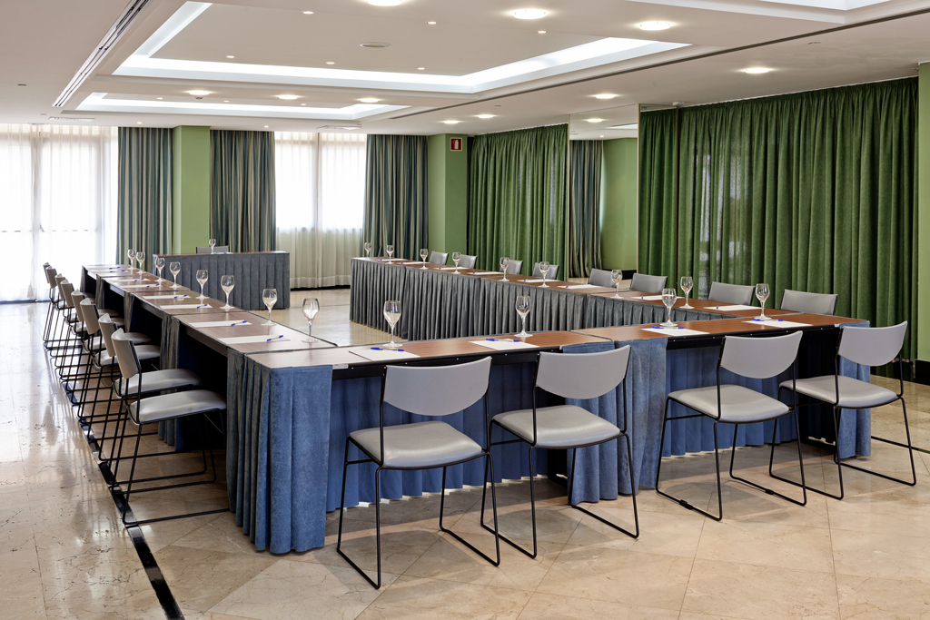 Konferenzraum in Teneriffa mit U-förmiger Tischanordnung und Stühlen.