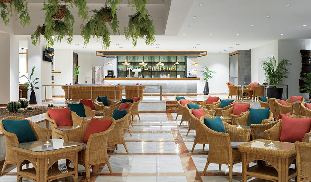Großzügige Hotel-Lobby mit Bar und Korbmöbeln in Santa Cruz, Teneriffa.
