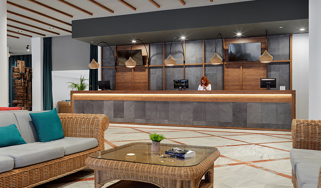 Empfangsbereich eines Hotels in Tenerife mit Sofas und Empfangstresen.