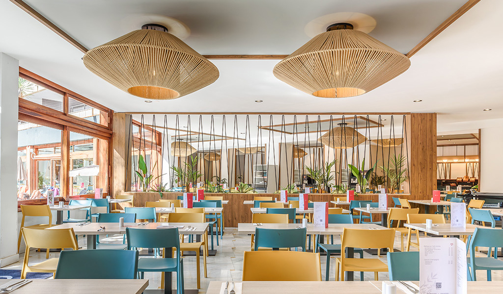 Restaurant mit Holztischen und bunten Stühlen in Puerto de la Cruz, Teneriffa.