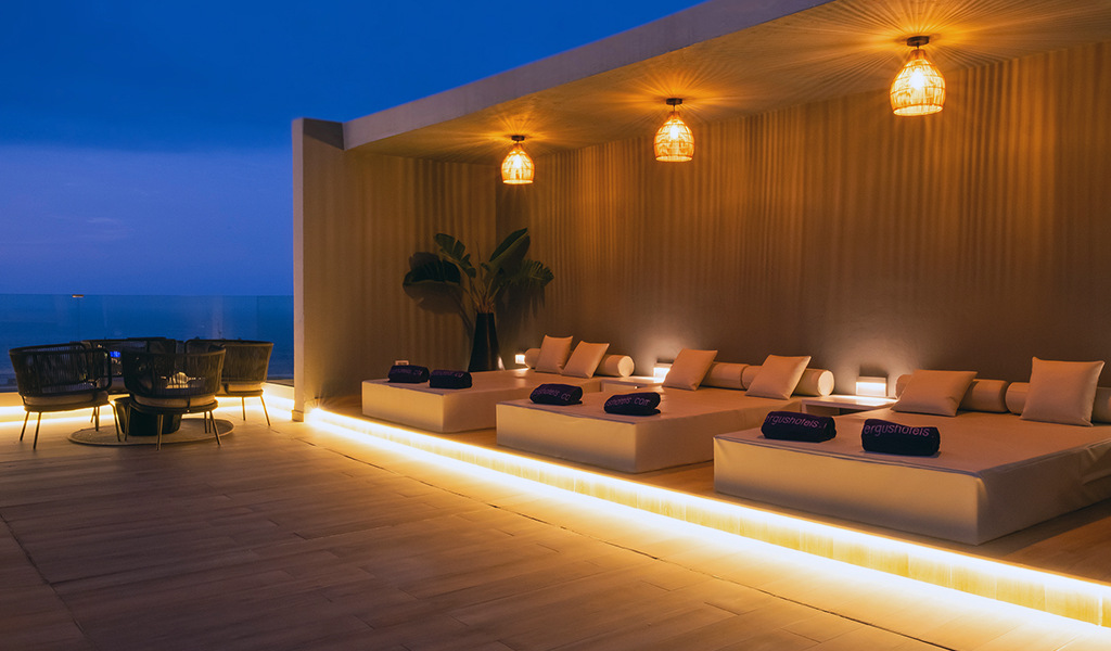 Überdachte Lounge mit Liegen am Abend in Costa Adeje, Tenerife.