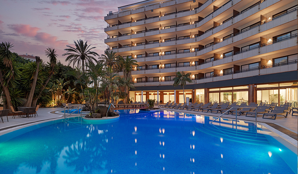 Moderne Hotelanlage mit Pool und Palmen in Puerto de la Cruz, Teneriffa.