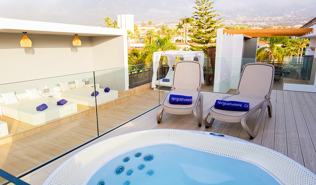 Whirlpool und Sonnenliegen auf der Terrasse in Puerto de la Cruz, Teneriffa.