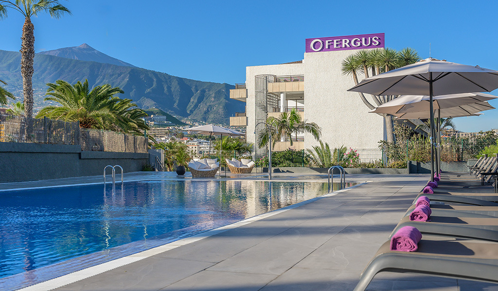 Pool mit Bergblick und Hotel Fergus in Puerto de la Cruz, Teneriffa.