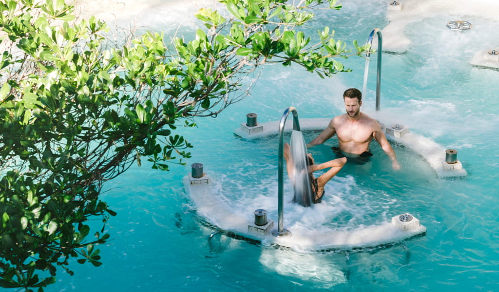 Mann im Pool mit Wasserstrahlen in einem Spa in Adeje, Teneriffa.