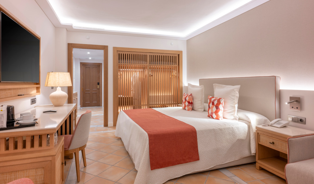 Hotelzimmer mit Doppelbett und Schreibtisch in Tenerife.