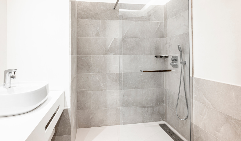 Moderne Duschkabine und Waschbecken im Badezimmer in Tenerife.