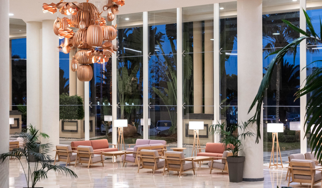 Offene Hotellobby mit modernen Möbeln und großer Holzkronleuchter in Tenerife.
