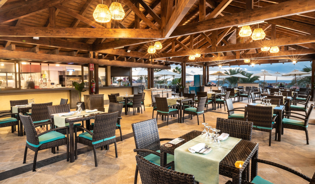 Offenes Restaurant mit Holzdach und Tischen in Santa Cruz de Tenerife.