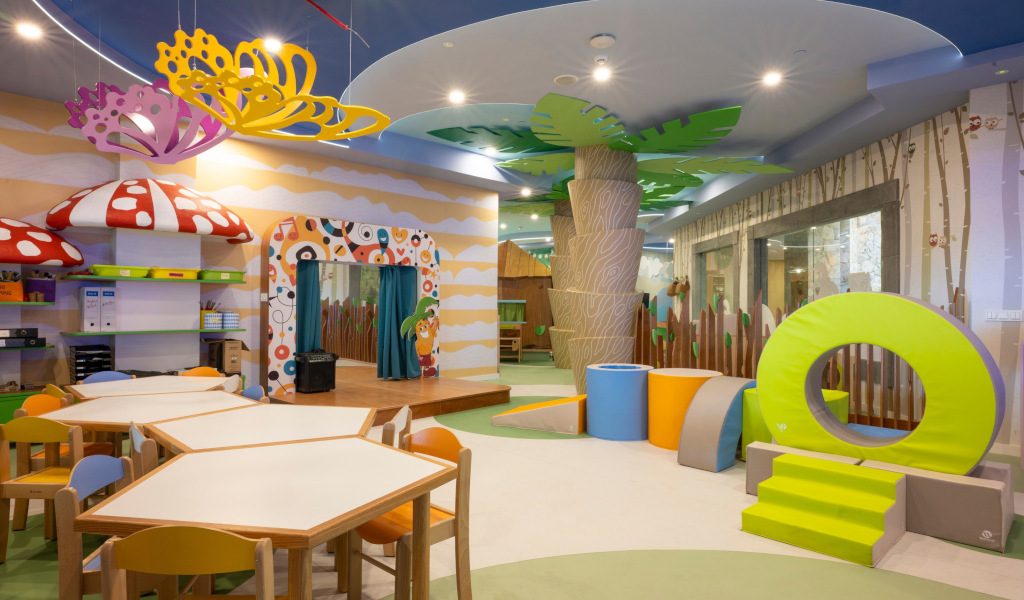 Kinderbereich mit bunten Möbeln und Dekorationen im thematischen Stil in Tenerife.