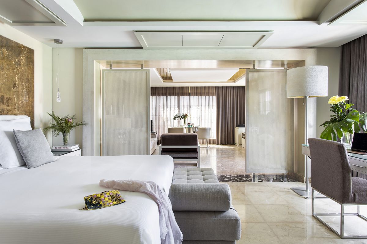 Modernes Hotelzimmer mit Doppelbett in Teneriffa, durch Schiebetüren getrenntes Wohnzimmer.