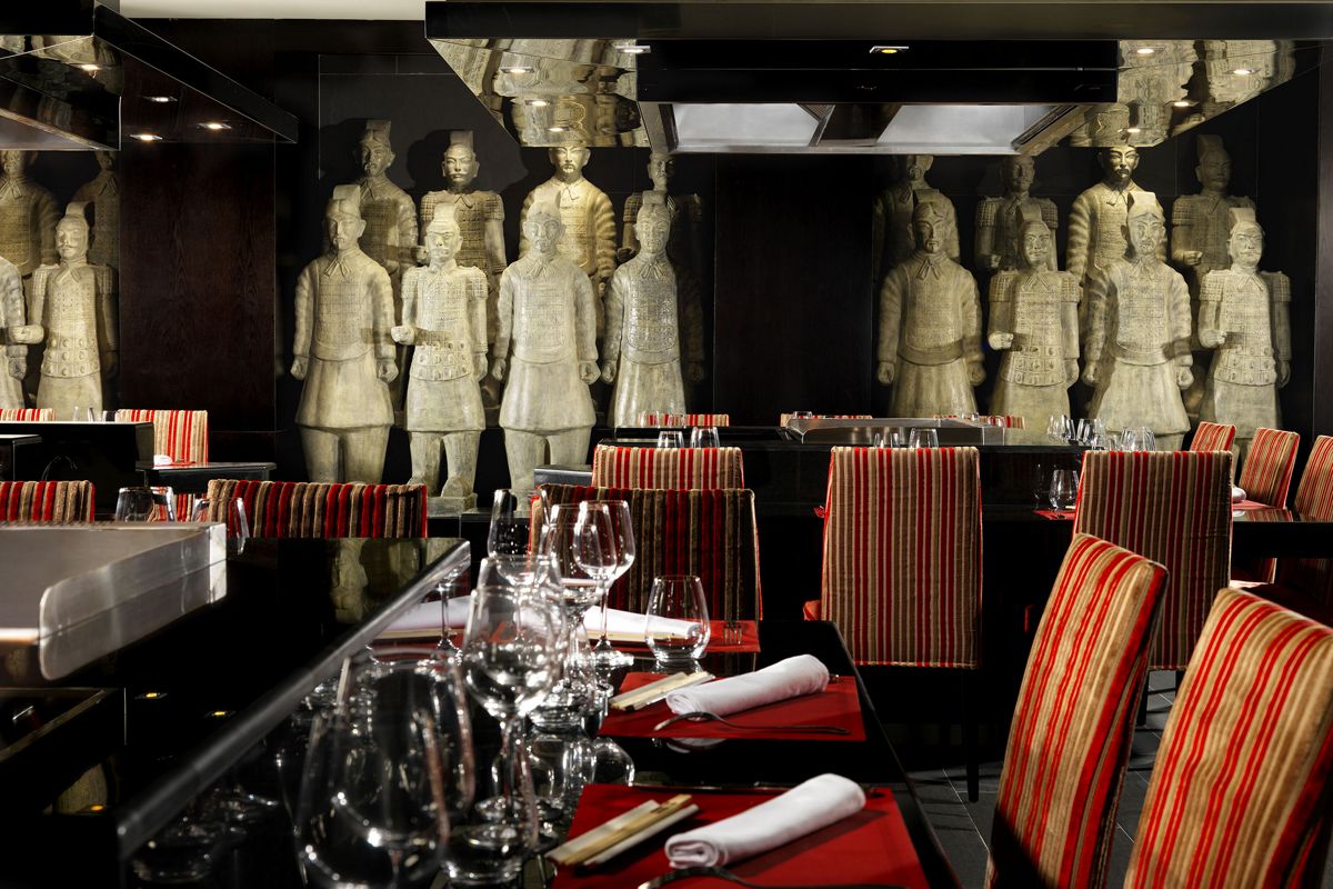 Restaurant mit Terrakotta-Kriegern und gestreiften Stühlen in Teneriffa.
