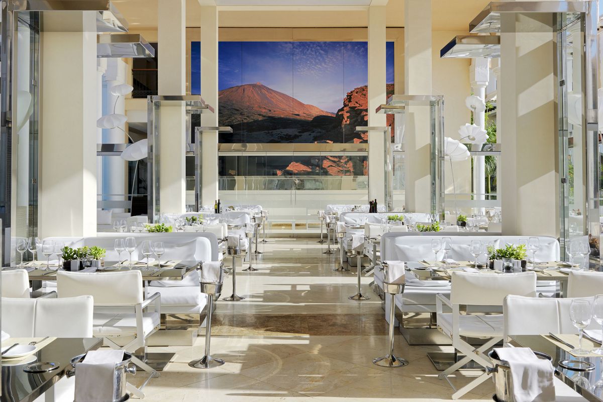 Moderner Restaurantbereich, mit Bild des Teide im Hintergrund, Tenerife.