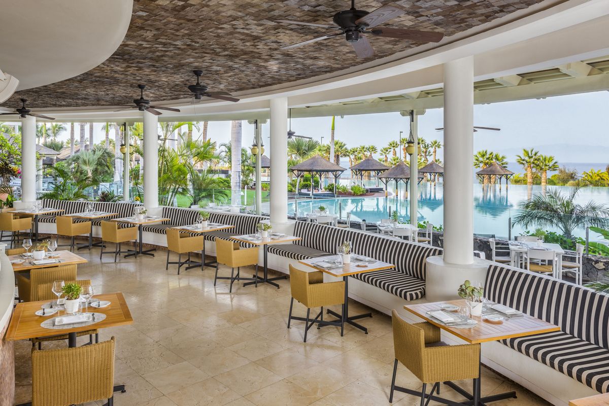 Restaurantterrasse mit Poolblick in Costa Adeje, Teneriffa.