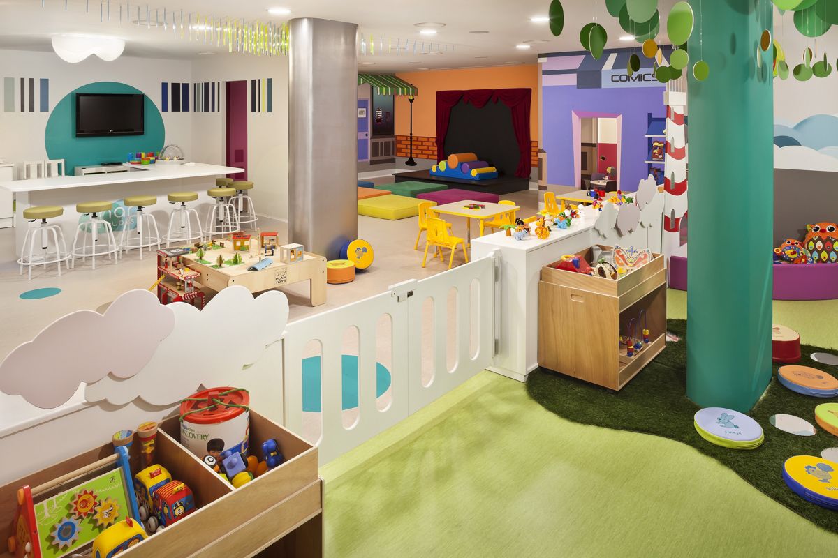 Kinderbereich mit Spielsachen und buntem Interieur in einem Raum in Tenerife.