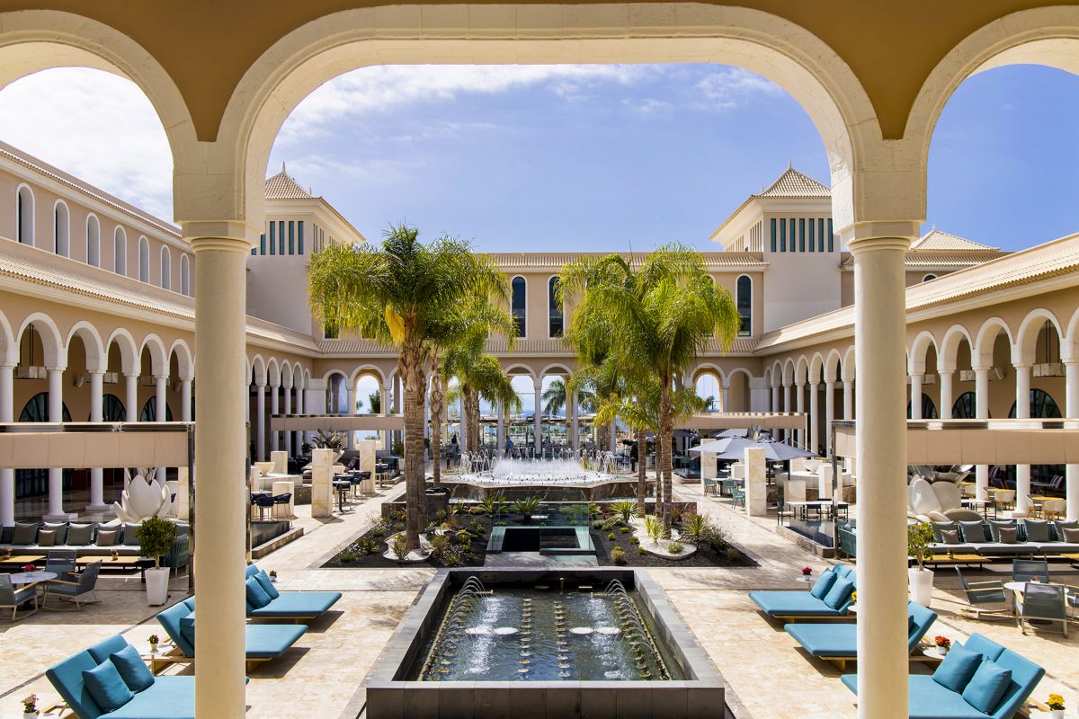 Innenhof eines Resorts mit Palmen und Brunnen in Tenerife.