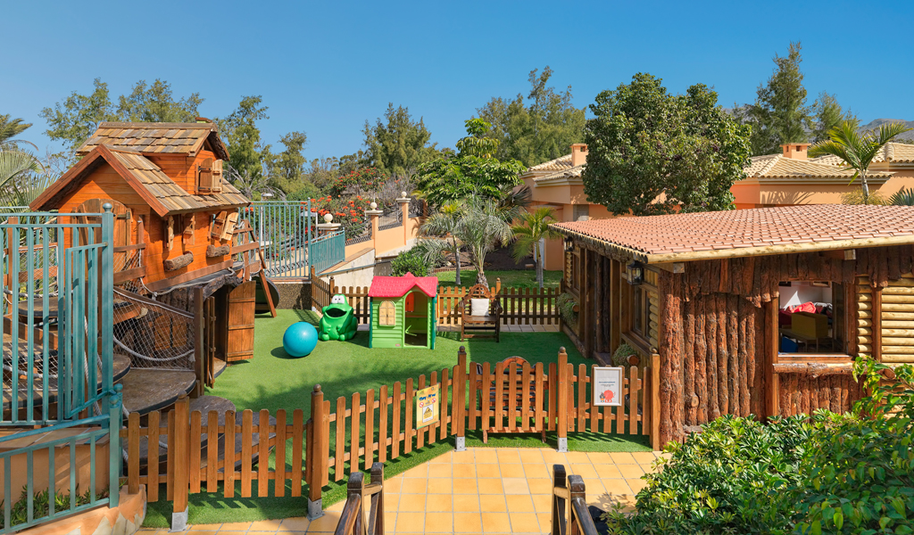 Spielplatz mit Holzhäusern und Spielzeug im Park in Tenerife.