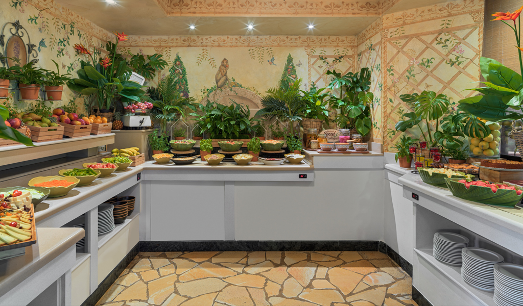 Buffet mit Früchten und Gemüse, dekoriert mit Tropenpflanzen in einem Hotel in Tenerife.
