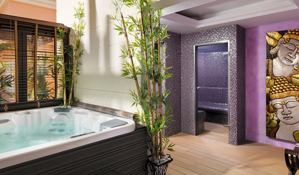Whirlpool mit Bambus und Dampfsauna in Spa-Bereich in Santa Cruz de Tenerife.