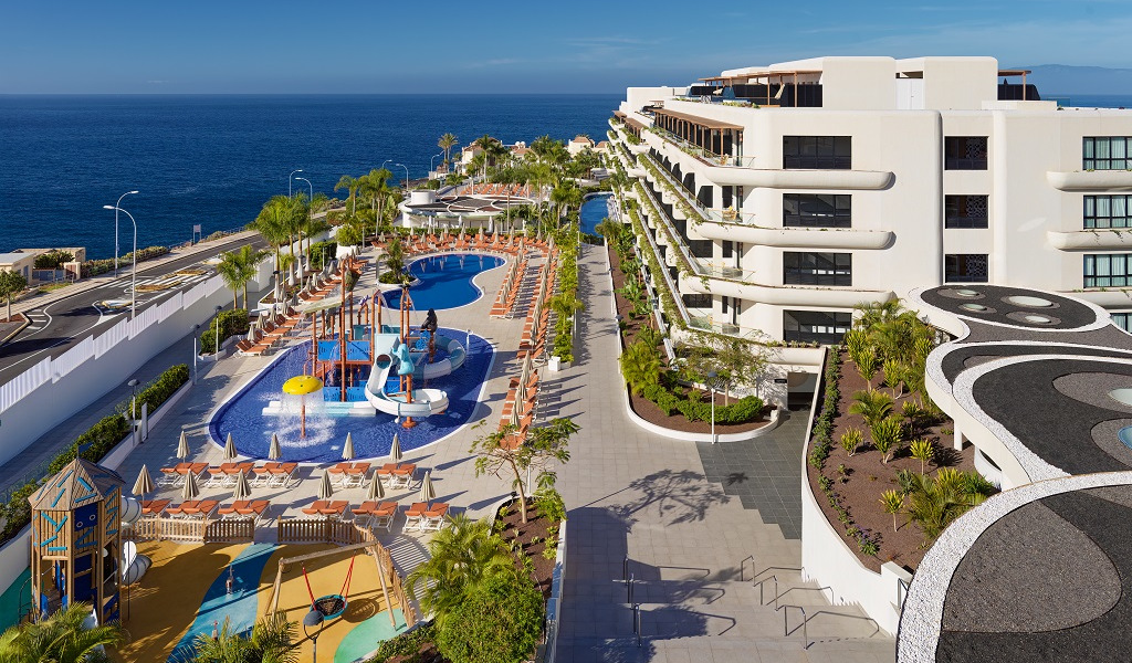 Hotelanlage mit Pool und Spielplatz am Meer in Costa Adeje, Teneriffa.