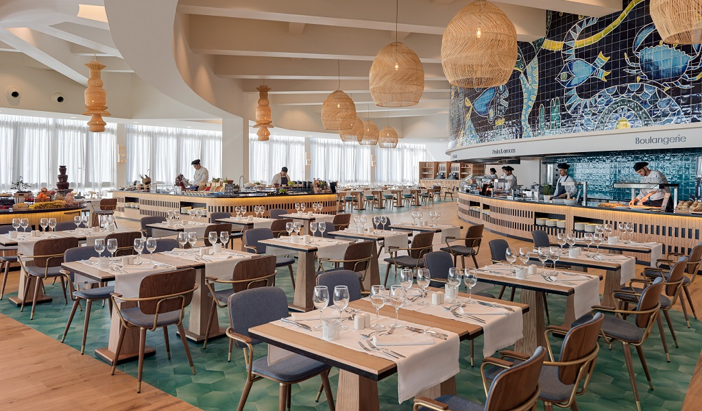 Restaurant in Teneriffa mit gedeckten Tischen und offenen Küchenbereich.