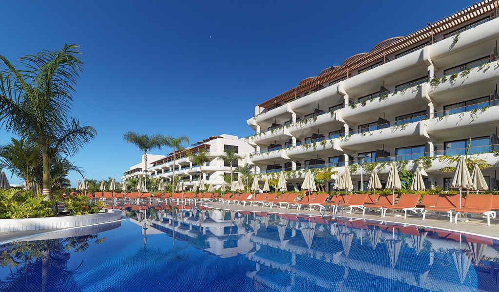 Gebäude mit Pool und Palmen in Costa Adeje, Teneriffa.