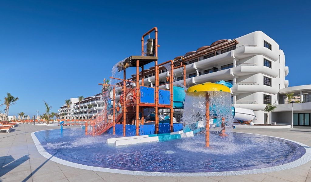 Wasserspielplatz im Hotel in Teneriffa mit Rutschen und Wasserfontänen.