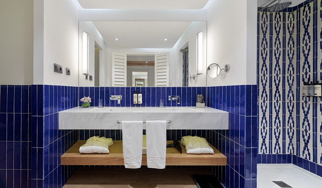 Moderner Badezimmer mit blau-weißen Fliesen in einem Hotel in Tenerife.