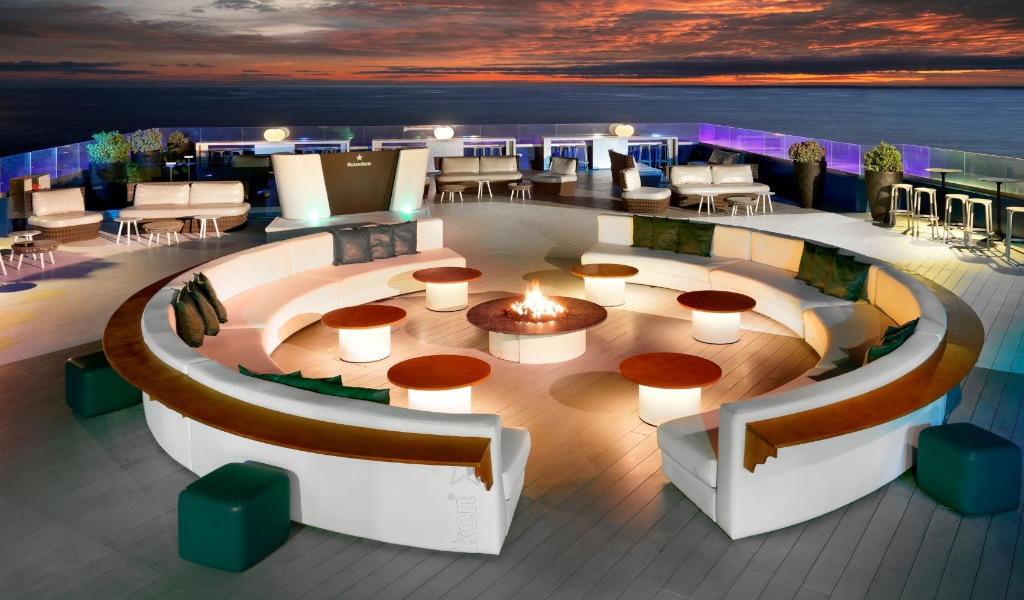 Runder Lounge-Bereich mit Feuerstelle und Meerblick bei Sonnenuntergang in Tenerife.