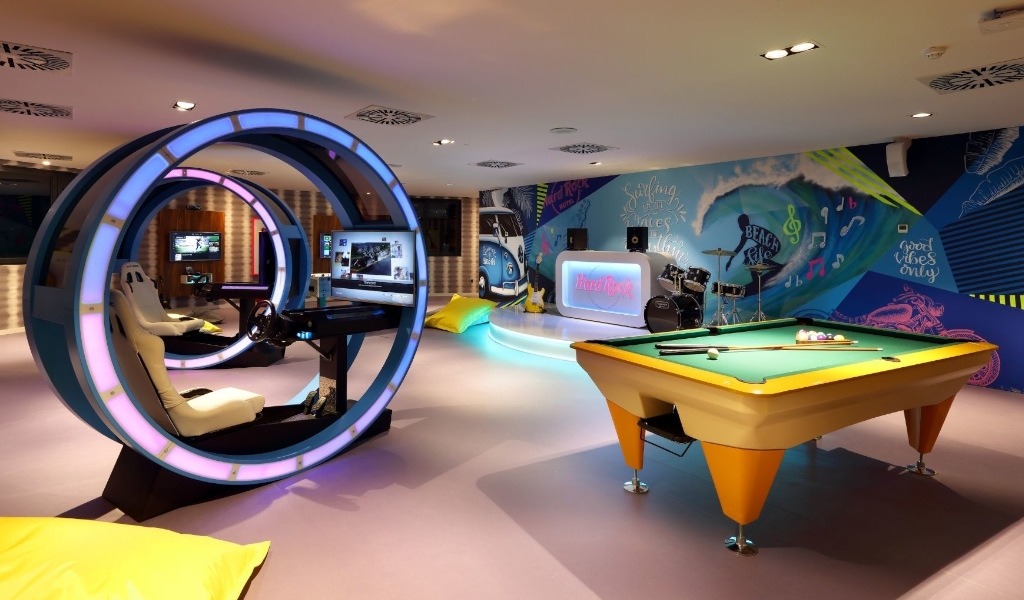Spielzimmer mit Billardtisch, Rennsimulatoren und Schlagzeug im Hard Rock Hotel, Teneriffa.