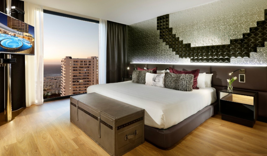Modernes Hotelzimmer mit Kingsize-Bett und Meerblick in Teneriffa.