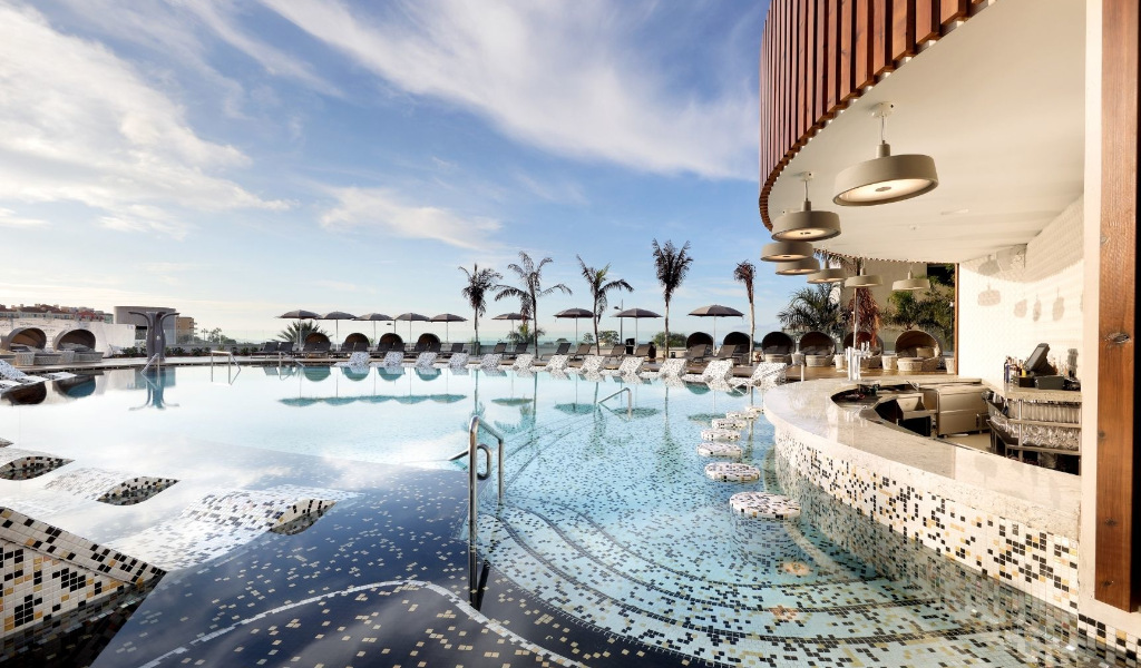 Infinity-Pool mit Bar und Liegestühlen in Costa Adeje, Teneriffa.