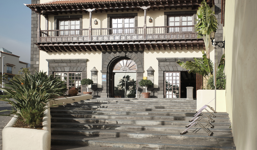 Historisches Gebäude in La Orotava, Tenerife, mit hölzernem Balkon und steinernen Stufen.