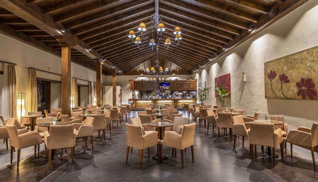 Restaurant mit hölzernen Deckenbalken und Blumenbildern in Tenerife.