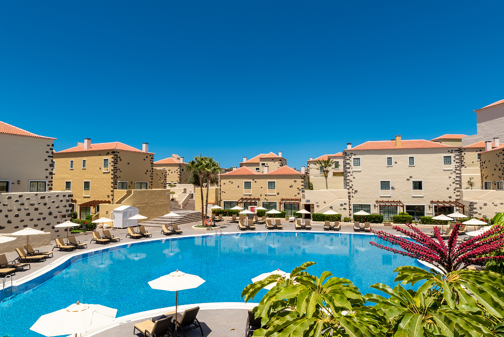Pool und Gebäude im Hotelkomplex in Tenerife.