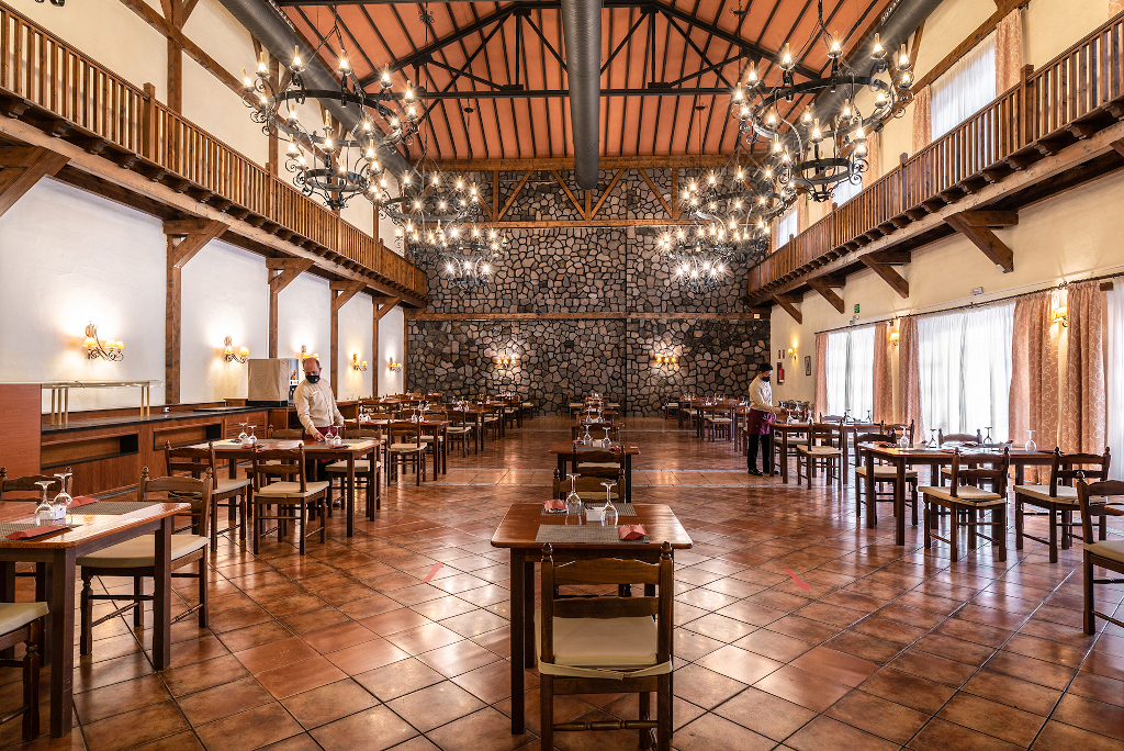 Großer Speisesaal in einem Restaurant mit Holzdekor in Tenerife.
