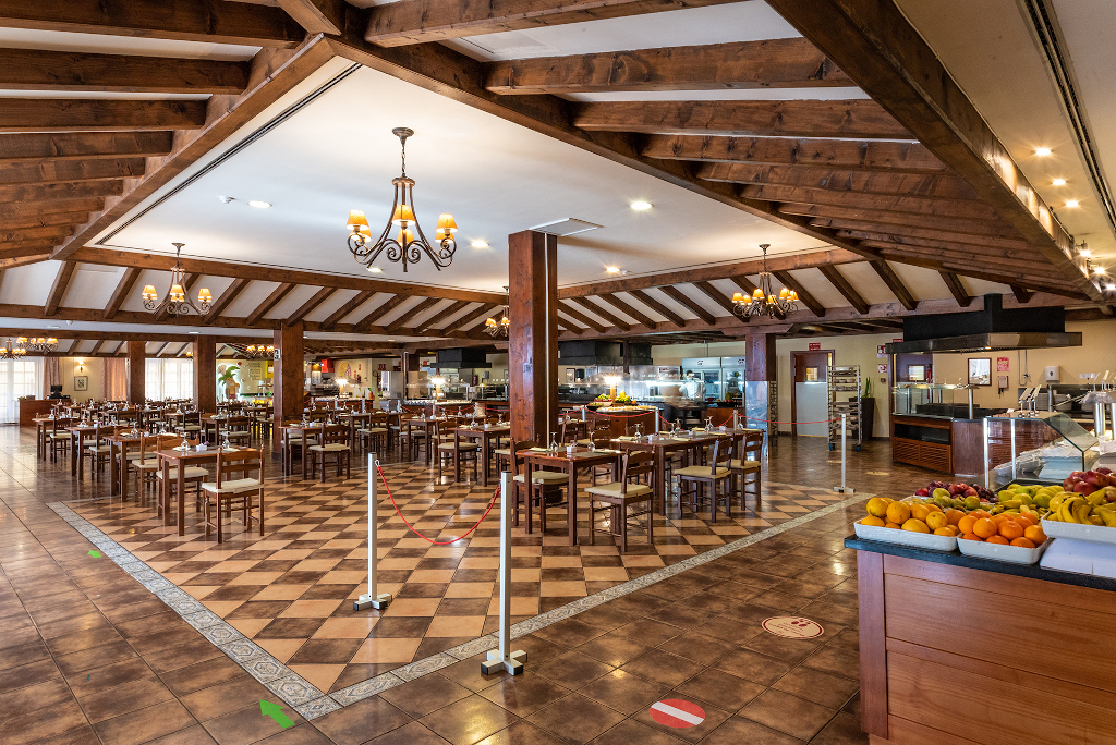 Restaurant mit Holzbalken und gedeckten Tischen in Santa Cruz de Tenerife.