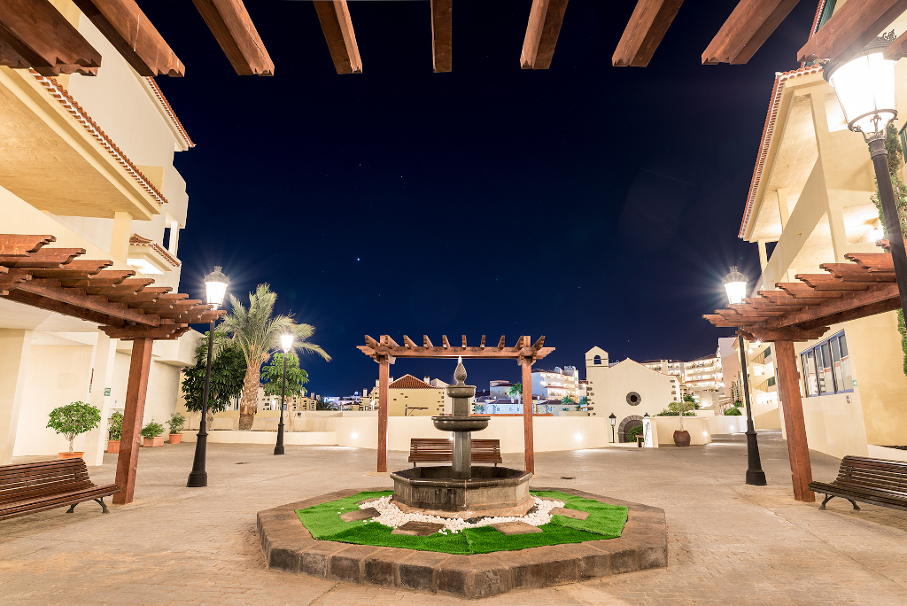 Brunnen und Palmen im Zentrum von Puerto de la Cruz auf Teneriffa bei Nacht.
