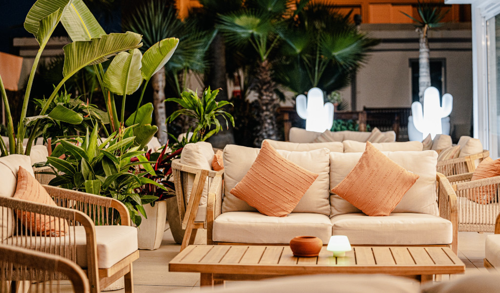 Sofas mit Kissen und Pflanzen auf einer Terrasse in Tenerife.