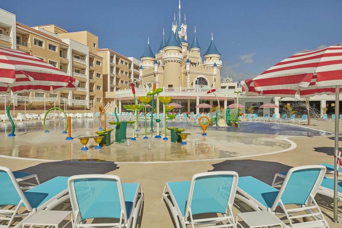 Wasserpark mit Rutschen und Liegestühlen im Hotel Costa Adeje, Teneriffa.