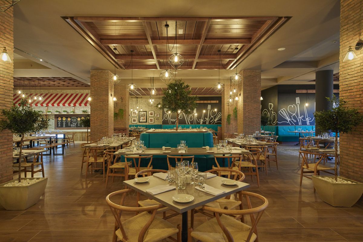 Geräumiges Restaurant in Santa Cruz de Tenerife mit gedeckten Tischen und Pflanzen.