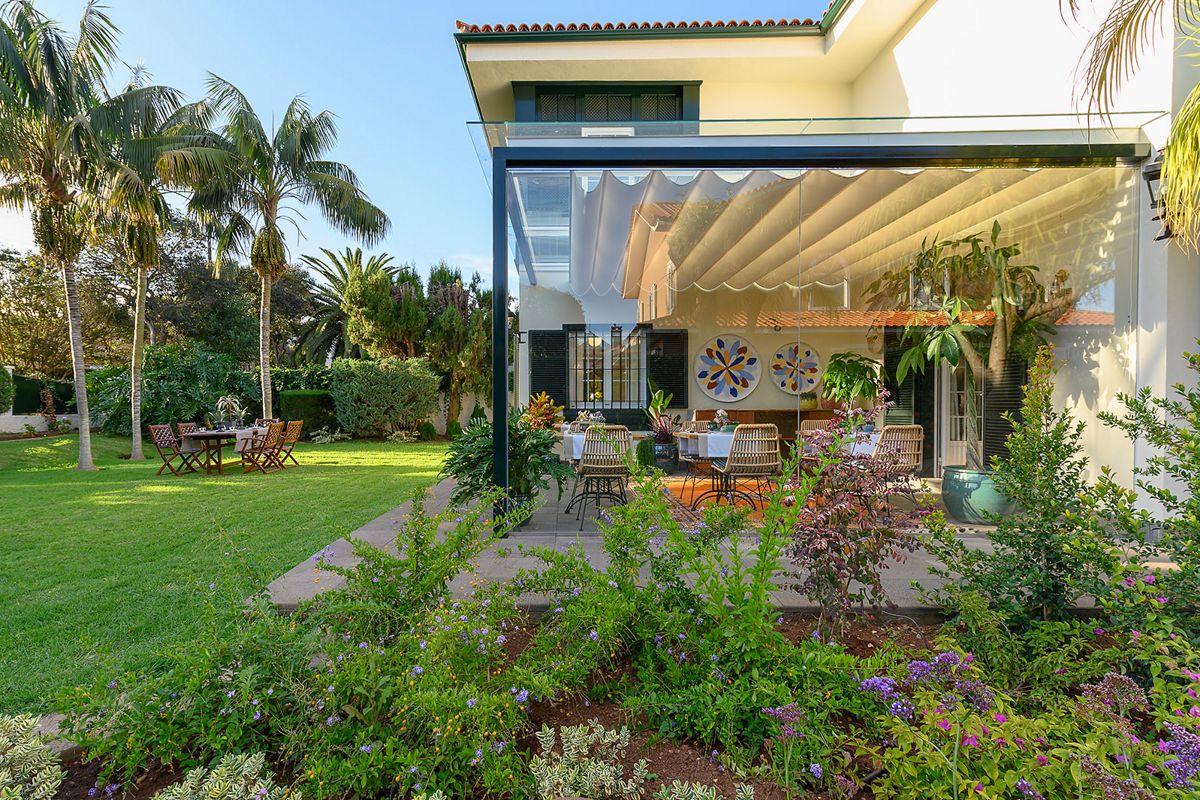 Moderner Wintergarten mit Essbereich und Garten in Puerto de la Cruz, Teneriffa.