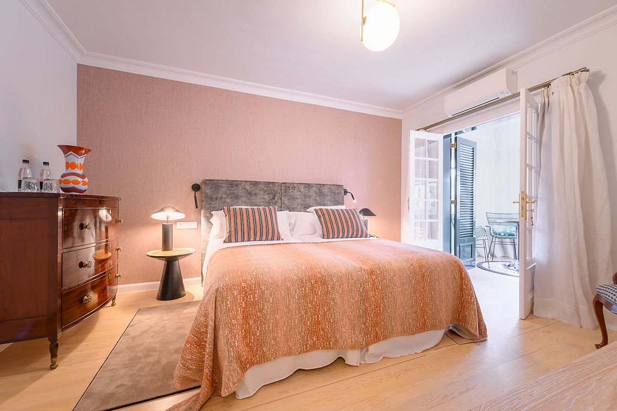 Schlafzimmer im Hotel in Puerto de la Cruz, Teneriffa, mit Doppelbett und Kommode.