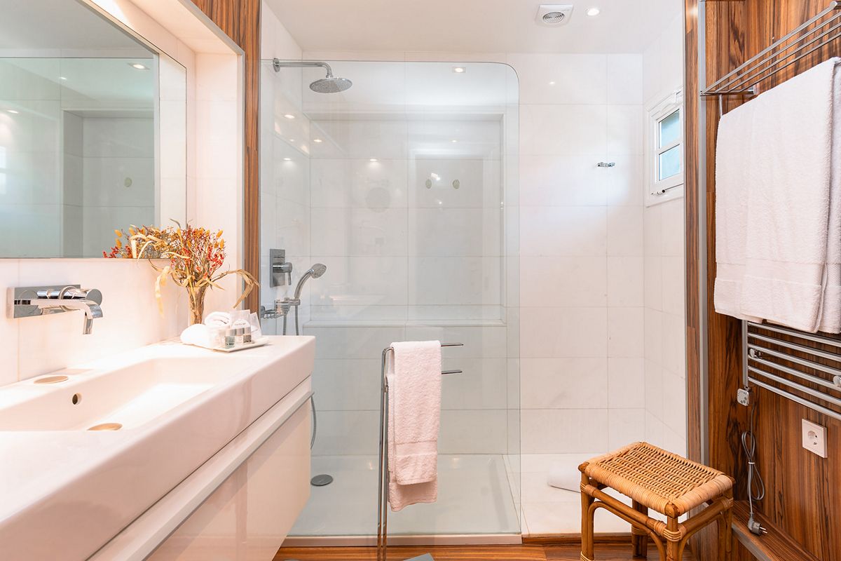 Modernes Badezimmer mit Dusche und Waschbecken in Puerto de la Cruz, Teneriffa.