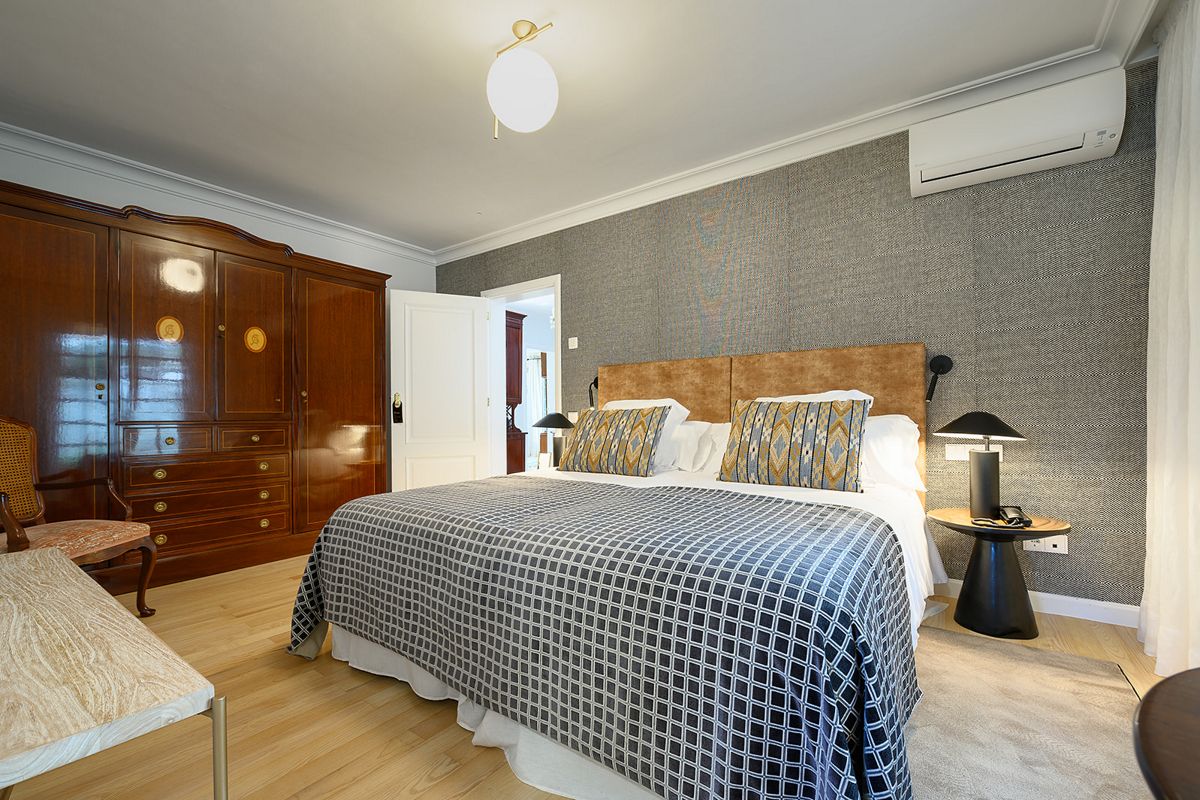 Doppelzimmer mit Schrank und Tischlampe in Puerto de la Cruz auf Teneriffa.