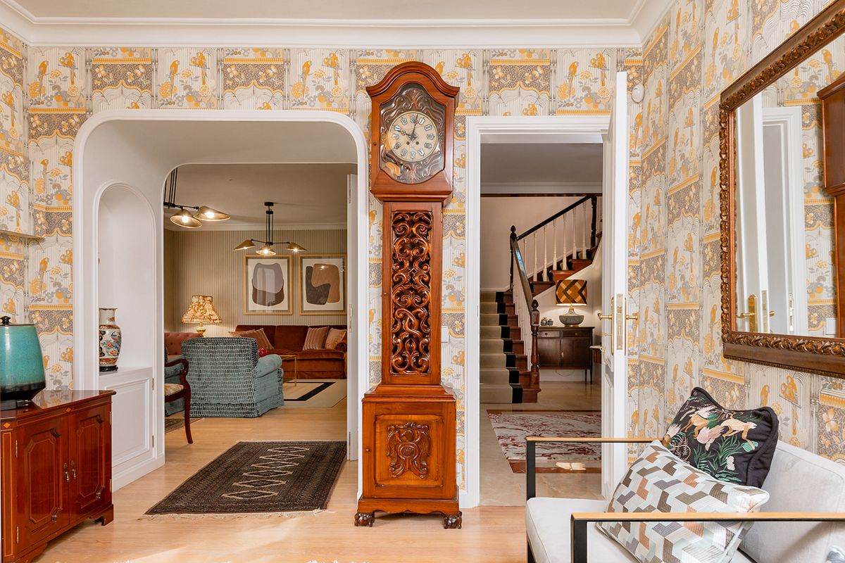 Vintage Wohnzimmer mit Uhr, Treppe und moderner Kunst in einem Haus in Tenerife.