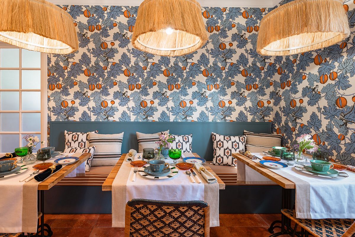 Gemütliches Restaurant in Puerto de la Cruz mit dekorativen Tischdecken und Geschirr.